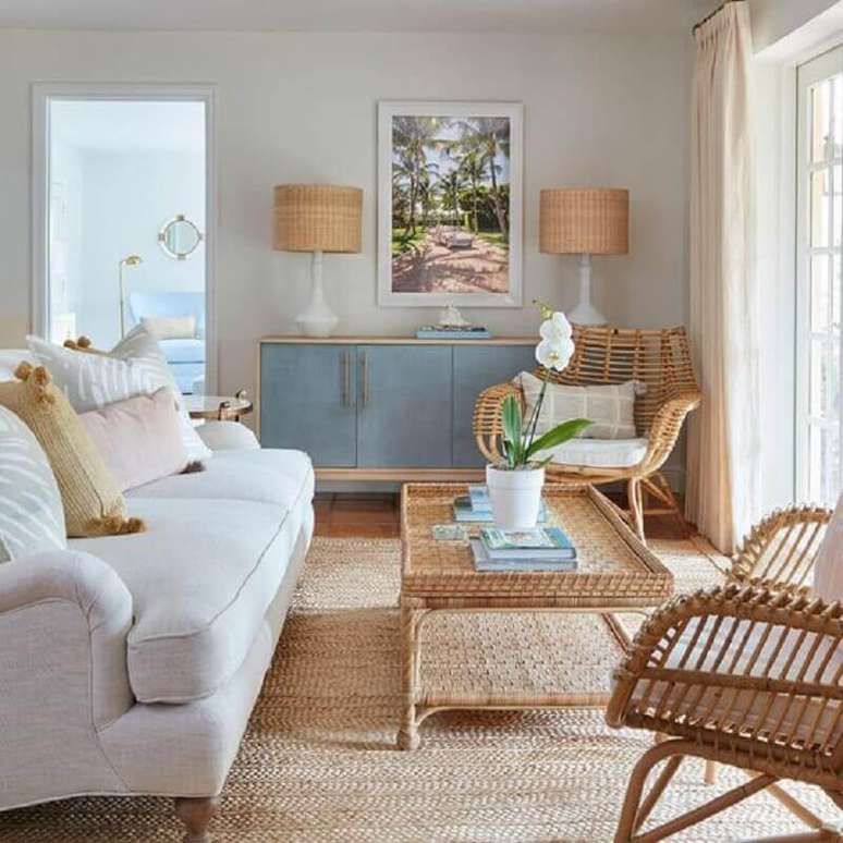 47. Cores claras para sala de estar com tapete sisal e móveis de fibras naturais – Foto: Living Gazette