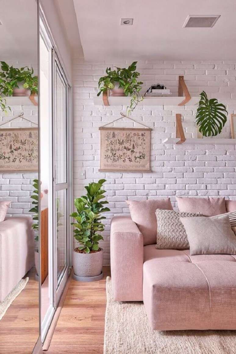 52. Sofá rosa e parede de tijolinho branco para decoração de sala em cores claras – Foto: Casa de Valentina