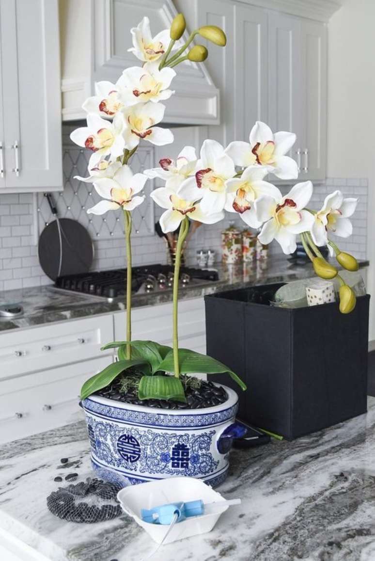 8. Cozinha decorada com vaso de orquídea – Via: Monica Want Sit