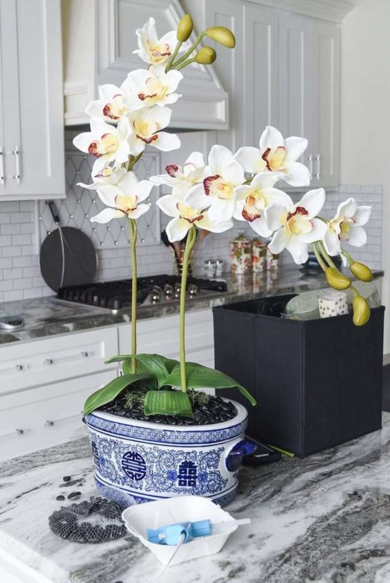 8. Cozinha decorada com vaso de orqu&iacute;dea &ndash; Via: Monica Want Sit