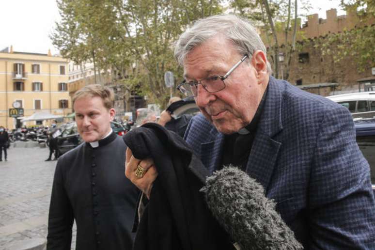 Caso era investigado porque dinheiro teria sido mandado na época do processo contra George Pell