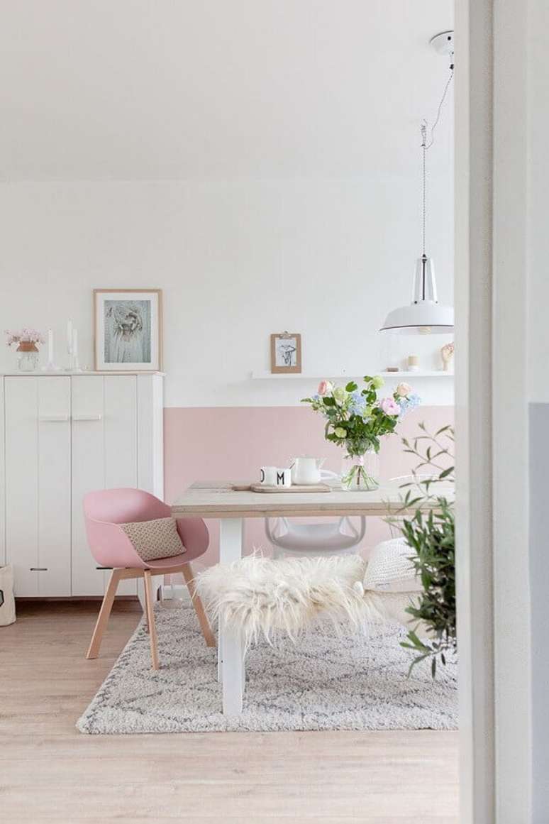 54. Cores claras para sala de jantar simples branca e rosa – Foto: Otimizi