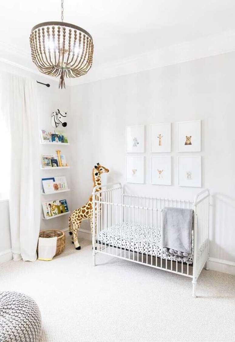 55. Decoração de quarto de bebê todo branco com girafa grande de pelúcia – Foto: Pinterest