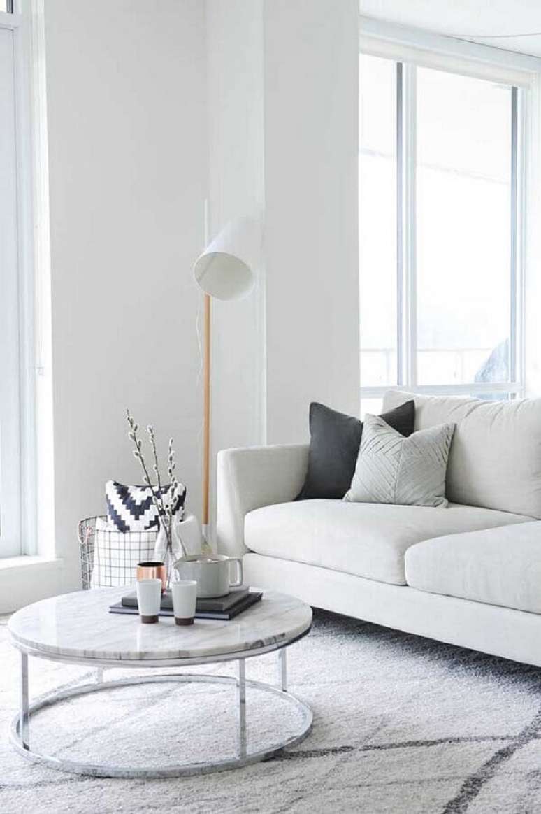 57. Cores claras para sala de estar minimalista – Foto: Houzz
