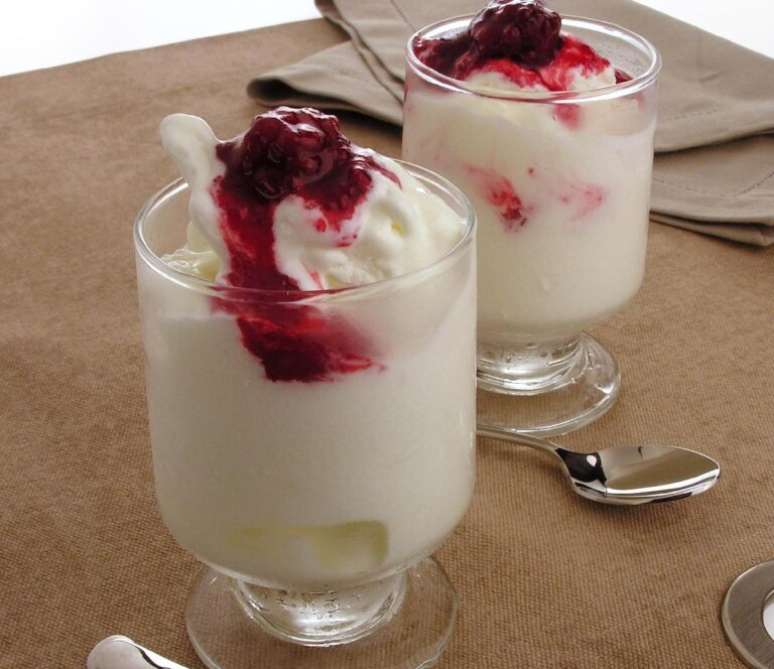 Guia da Cozinha - Frozen de iogurte com calda de frutas fácil e refrescante