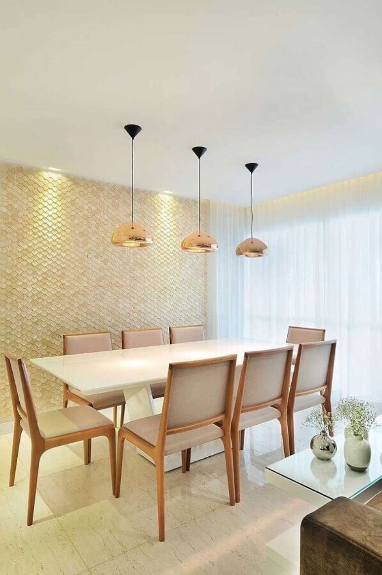 59. Cor bege claro para sala de jantar decorada com luminária rose gold e revestimento 3D – Foto: Pinterest