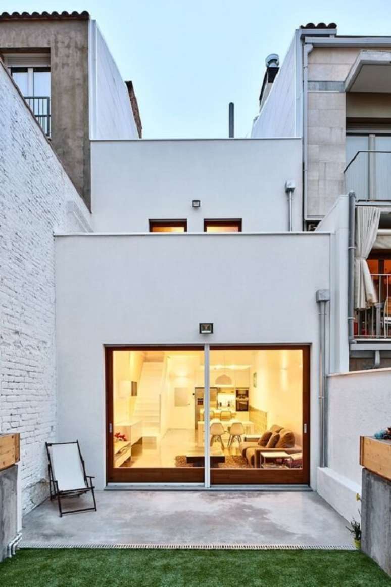 41. Modelo de casa sobrado com fachada branca. Fonte: Pinterest