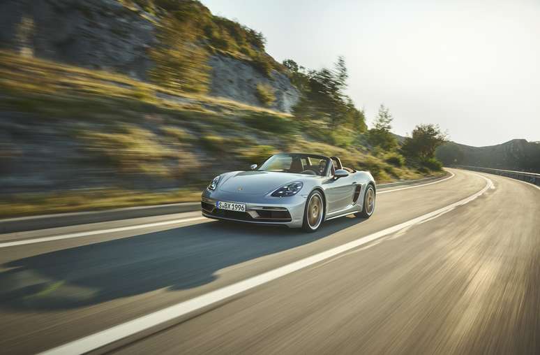 Boxster 25 Anos atinge a velocidade máxima de 293 km/h e acelera de 0 a 100 km/h em 4 segundos.