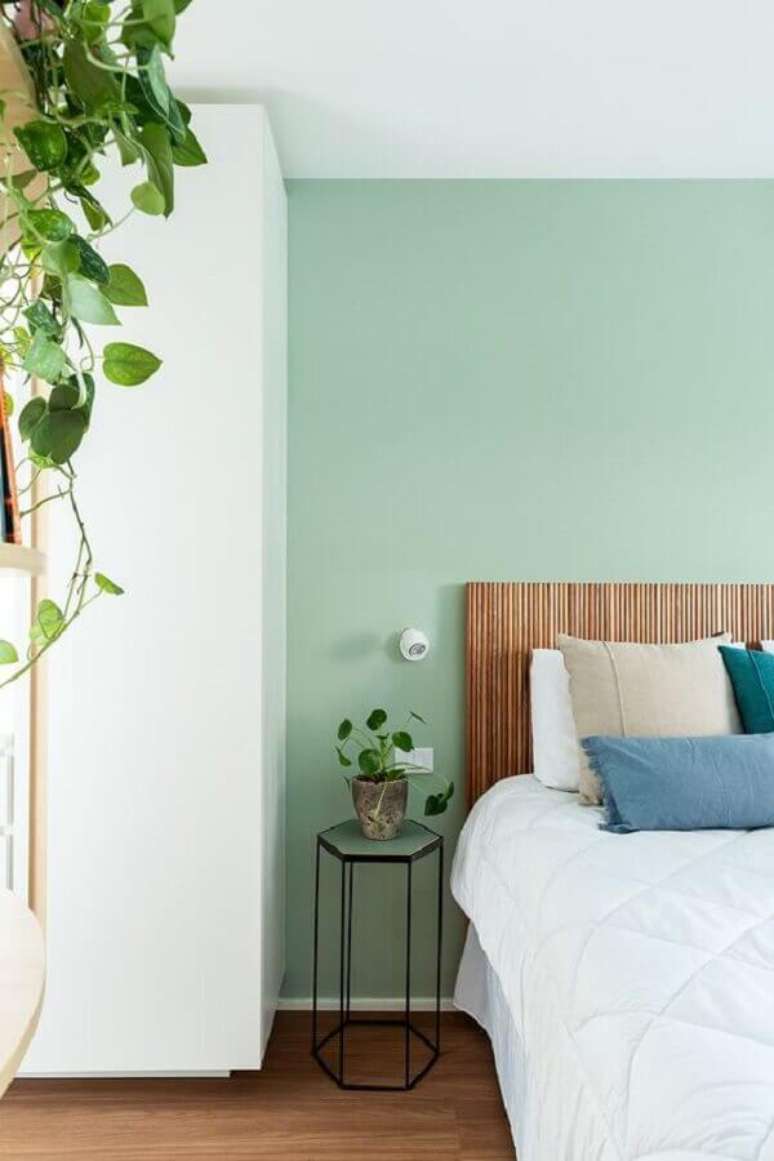 61. Verde menta para decoração em cores claras para quarto de casal simples – Foto: Estúdio Minke