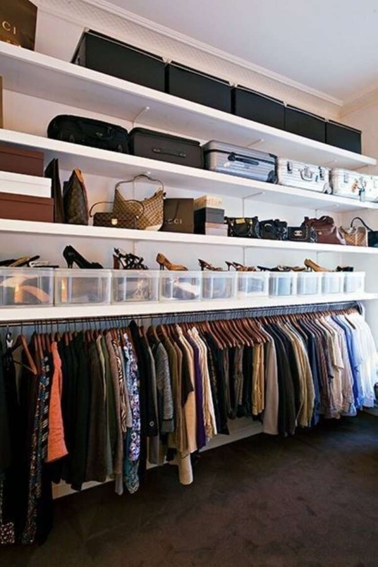 66. Prateleiras para closet com sapatos e bolsas – Via: Pinterest