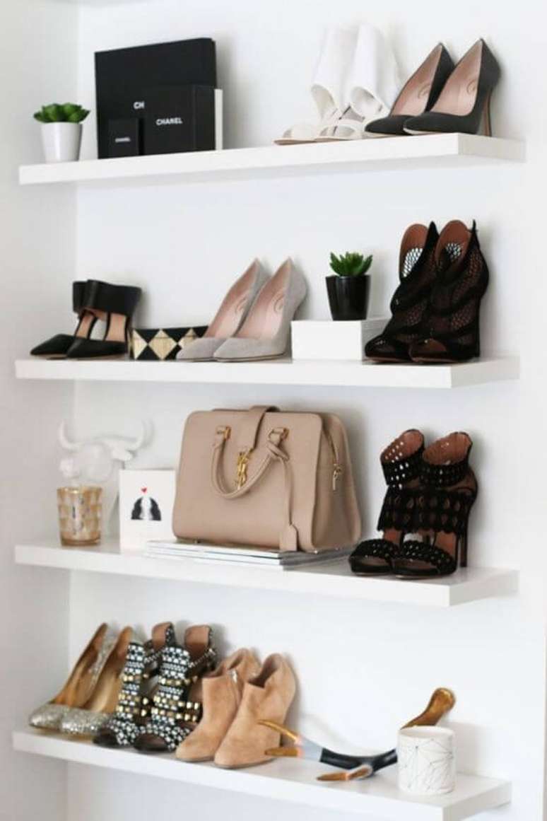 65. As prateleiras para closet com sapatos e bolsas é a melhor forma de organizar acessórios – Via: Pinterest