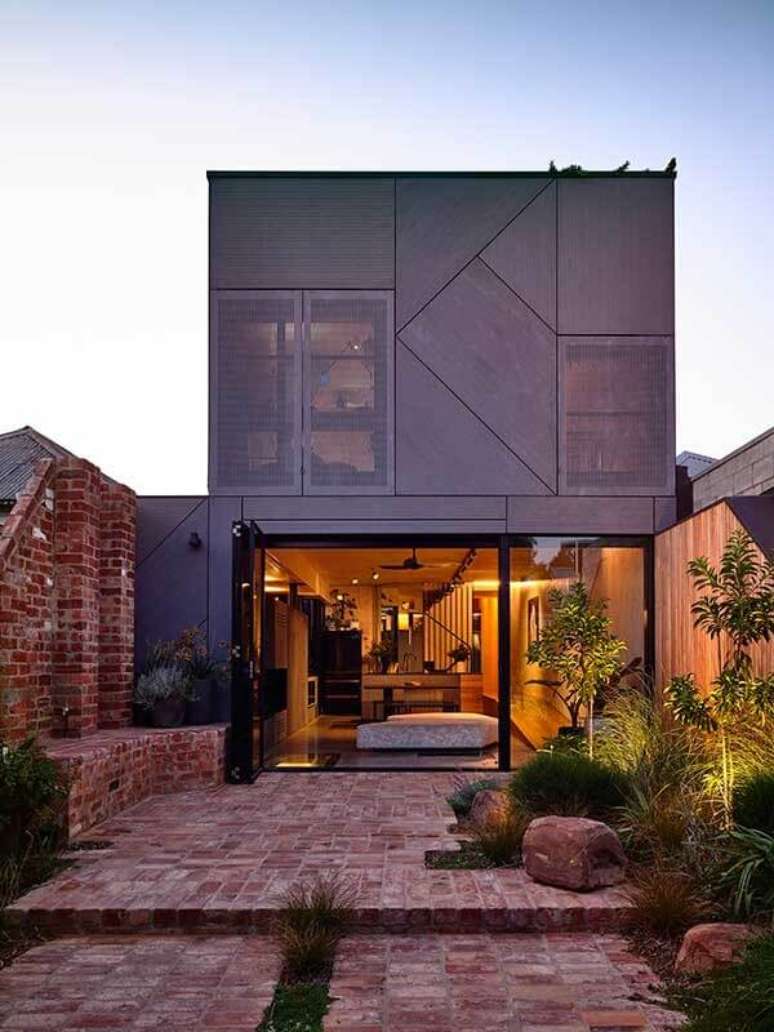 60. Projeto de casa sobrado moderno feito com tijolos. Fonte: Pinterest
