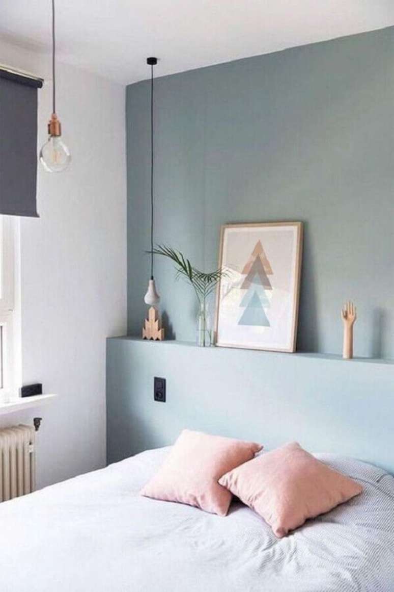 63. Parede azul pastel e almofadas cor de rosa claro para decoração de quarto em cores claras – Foto: Etsy