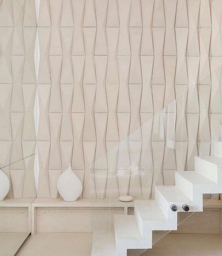 6. O revestimento 3D traz mais personalidade para a escada decorada em cores claras – Foto: Pinterest