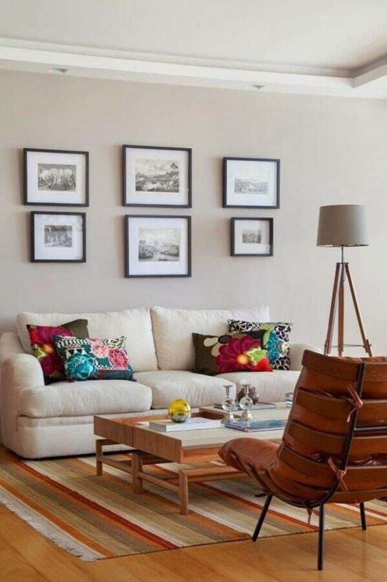 65. Almofadas coloridas e tapete listrado para decoração em cores claras para sala de estar – Foto: Homify