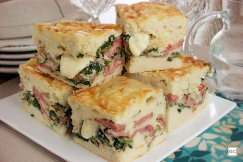 Guia da Cozinha - Torta de calabresa com escarola e queijo