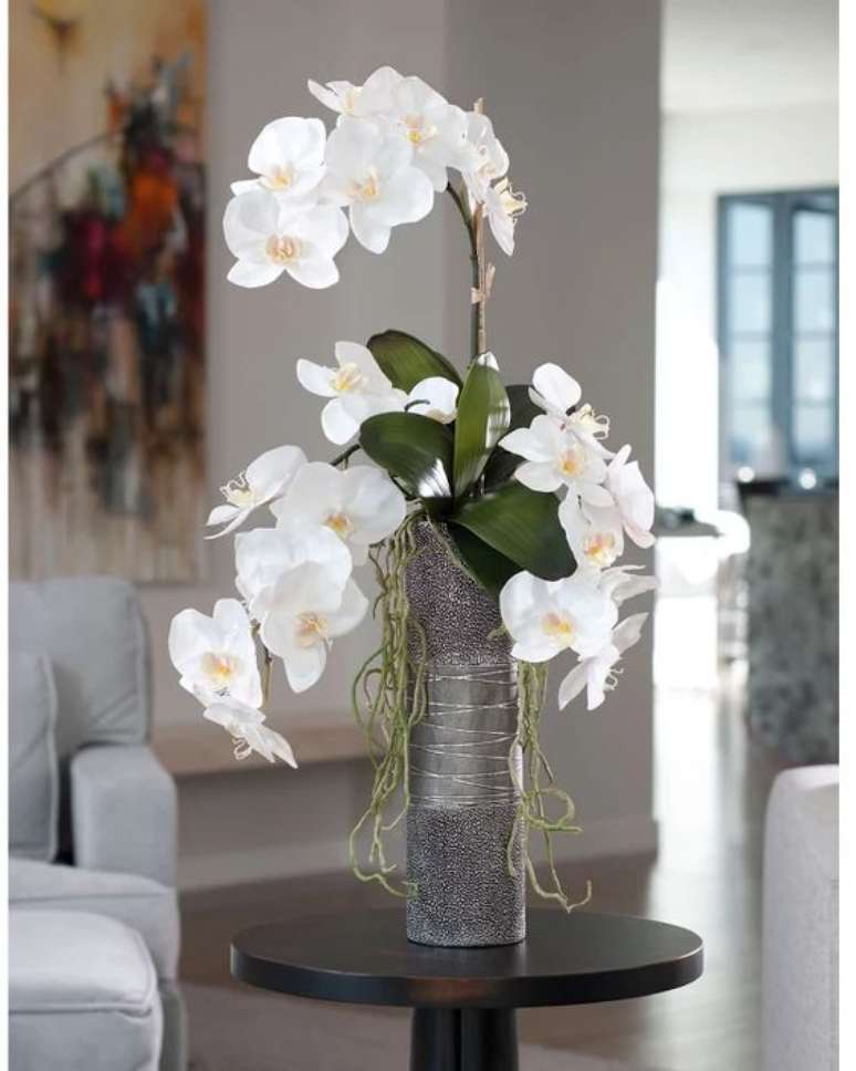 48. Vaso de orquídea branca para sala – Via: Pinterest