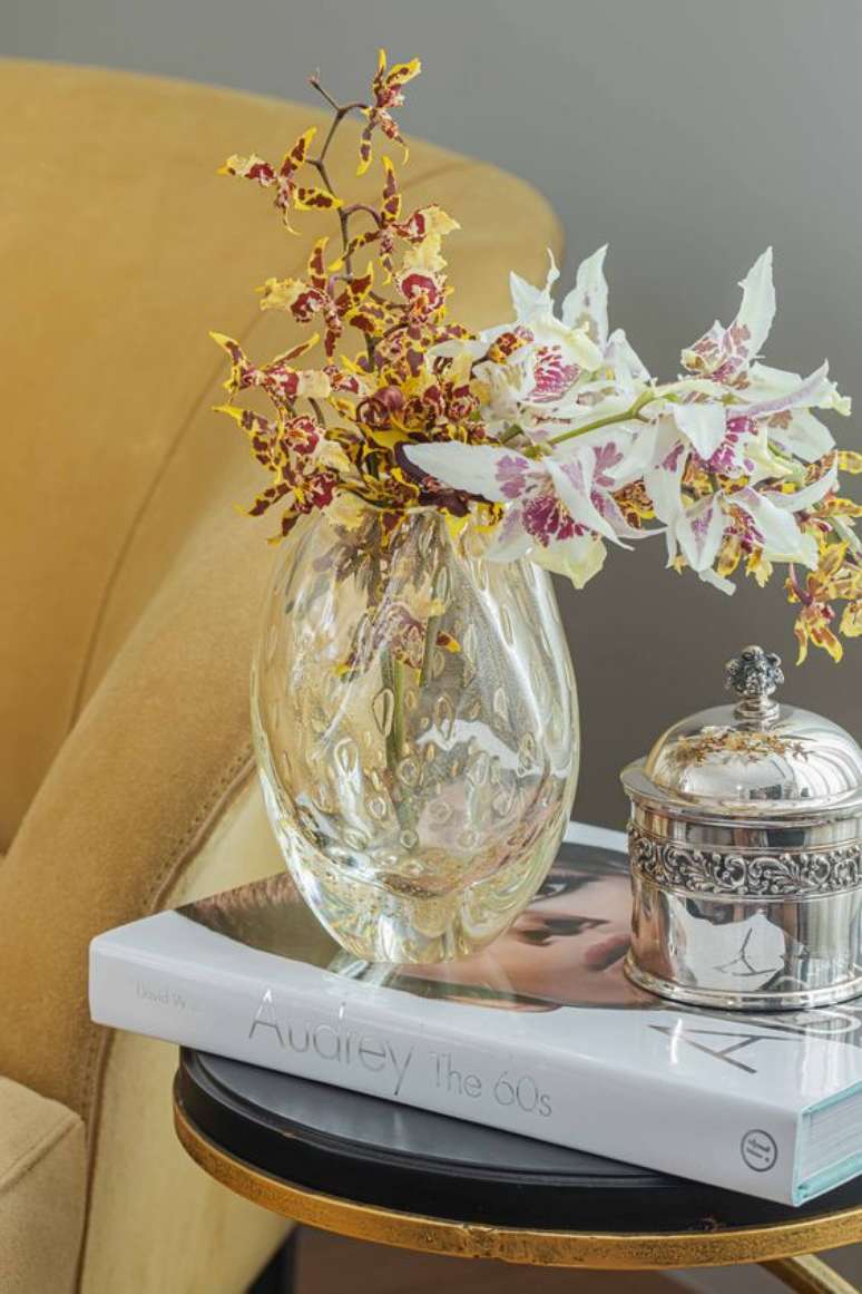 15. Vaso de orquídea de vidro para sala de estar sofisticada – Via: Cristais Cadoro