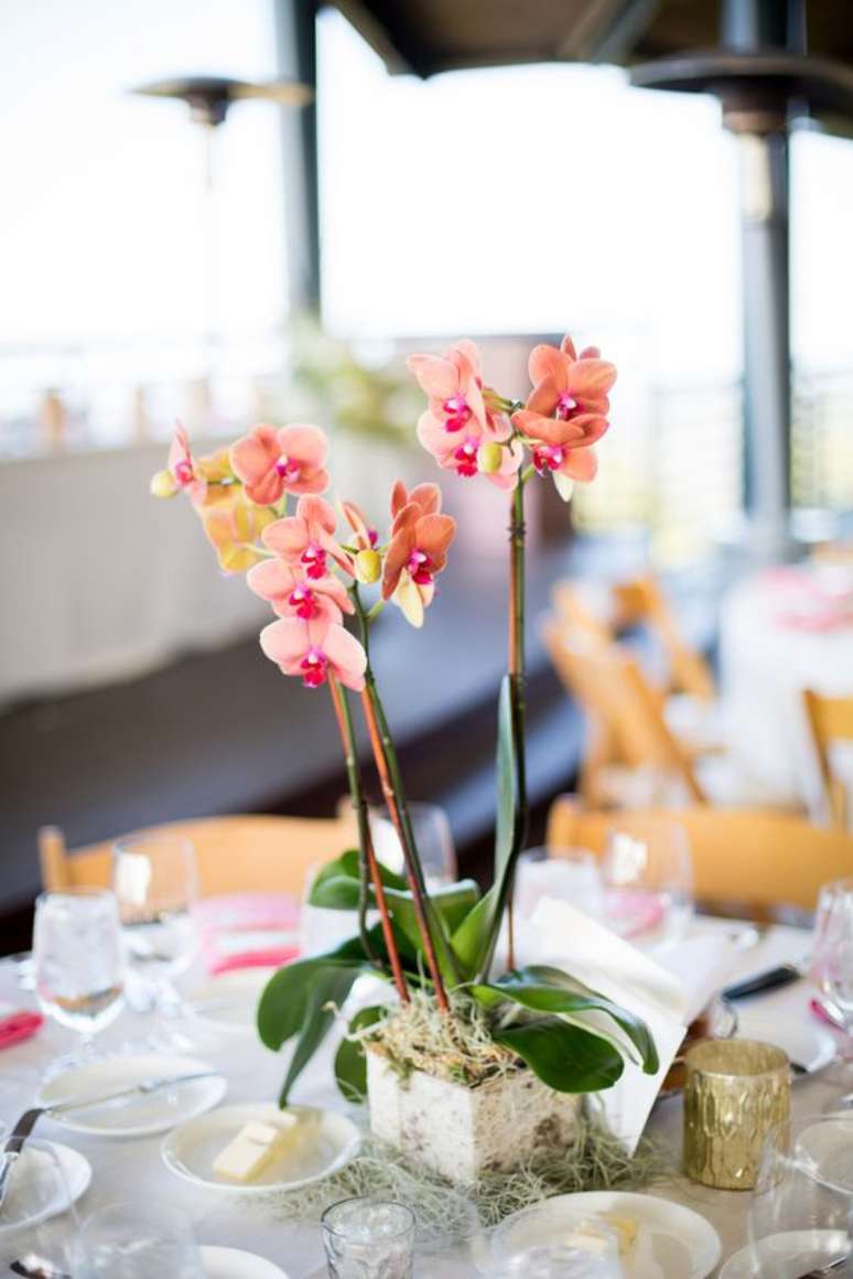 27. Mesa de jantar decorada com vaso de orquídea – Via: The Knot