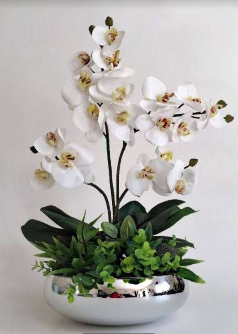 32. Vaso prateado de orquídea – Via: Pinterest