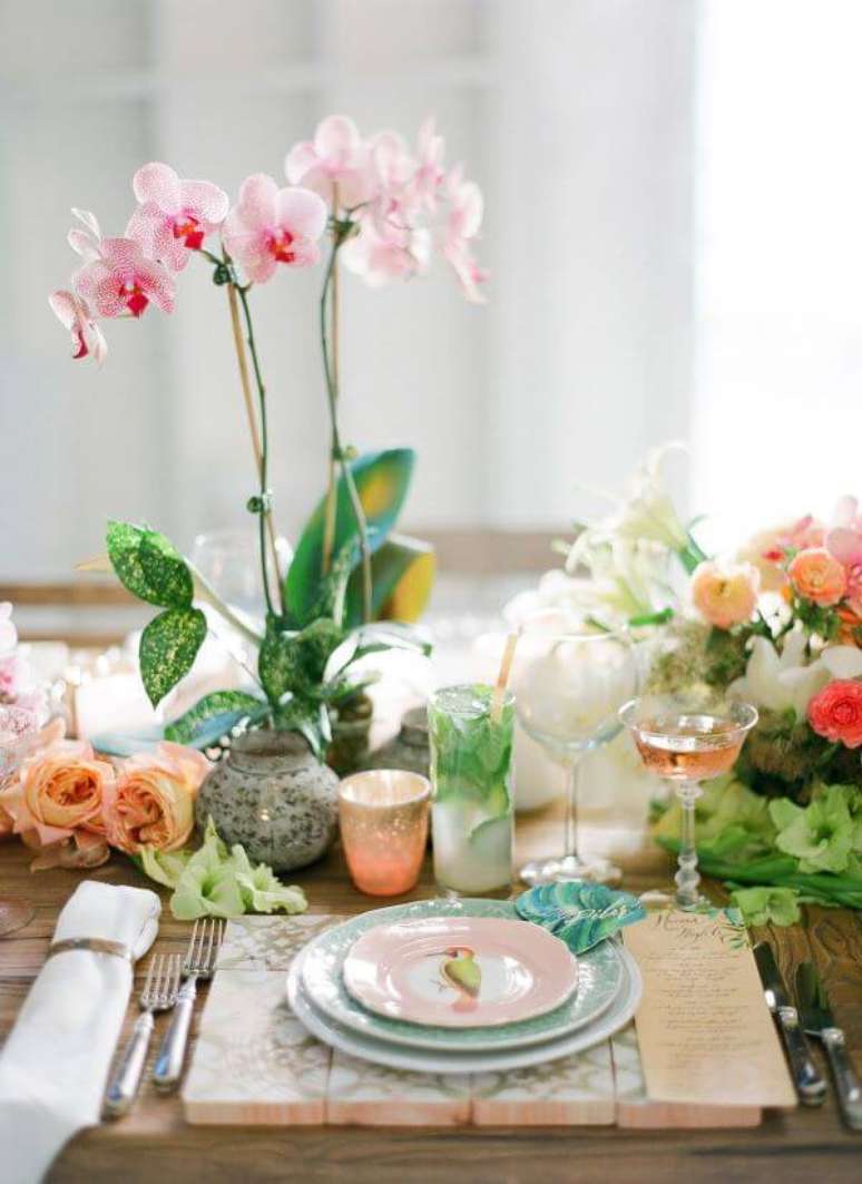 34. Vaso de orqu&iacute;dea rosa claro &ndash; Via: Noiva Ansiosa