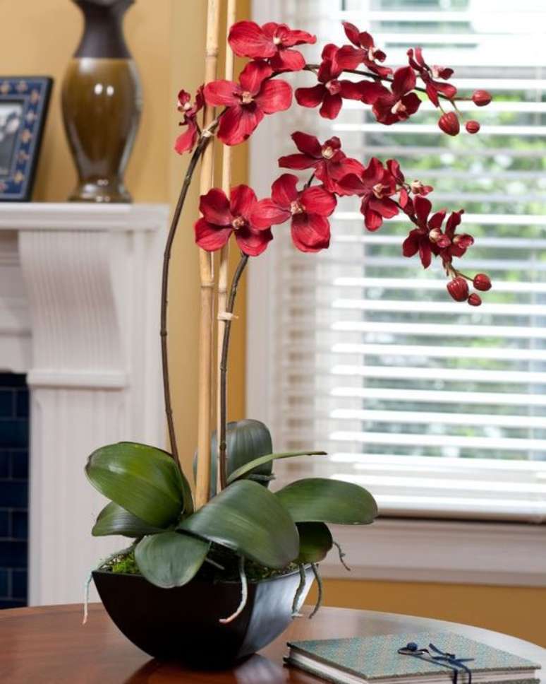 38. Orquídea vermelha na decoração – Via: Construindo Decor