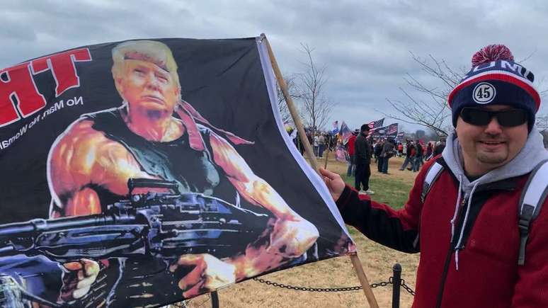 Chad Kulchesky com sua bandeira de Trump estilizado como Rambo no dia 6: 'Tudo o que foi feito naquele dia era necessário, menos invadir o Capitólio'