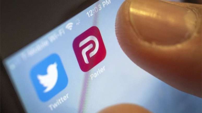 Parler se tornou uma rede alternativa ao Twitter para militantes de direita