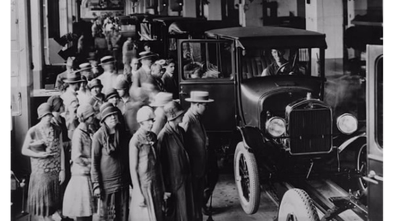 Após 102 anos no Brasil, Ford decidiu interromper a produção no país; imagem mostra visita à fábrica em São Paulo, em 1922