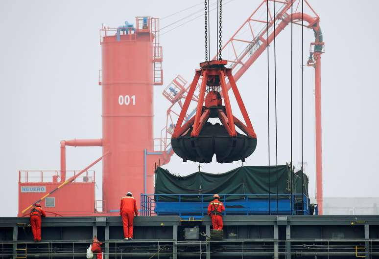 Carvão é carregado no proto de Qingdao, na China.  REUTERS/Jason Lee/File Photo 