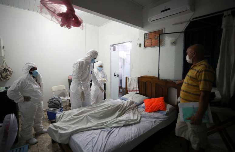 Profissionais de saúde retiram corpo de paciente de Covid-19 que morreu em casa em Manaus
11/01/2021 REUTERS/Bruno Kelly