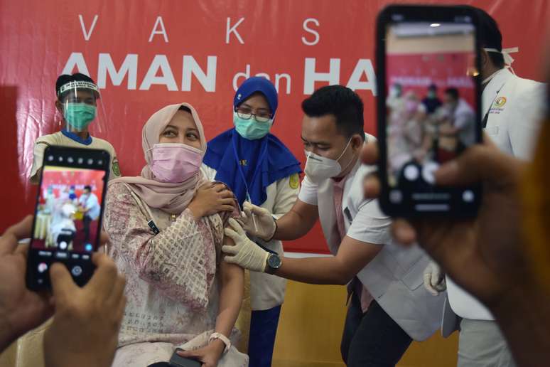 A doctor receives a dose of the Sinovac's vaccine as Indonesia begins mass vaccination for the coronavirus disease (COVID-19), at a hospital in Pekanbaru, Riau province, Indonesia, January 14, 2021 in this photo taken by Antara Foto.  Antara Foto/Nova Wahyudi/ via REUTERS  ATTENTION EDITORS - THIS IMAGE WAS PROVIDED BY A THIRD PARTY. MANDATORY CREDIT. INDONESIA OUT.