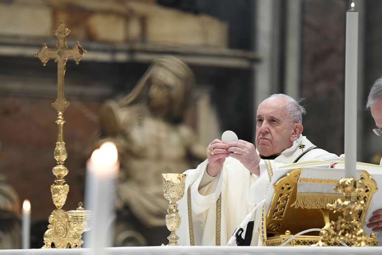 Papa Francisco reza missa na Basílica de São Pedro, no Vaticano
06/01/2021 Vatican Media/­Divulgação via REUTERS