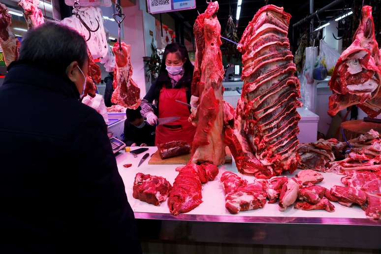 Açougue em Pequin, na China; importações de carne do país atingiram recorde em 2020
REUTERS/Tingshu Wang