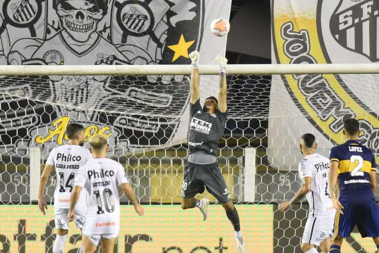 O goleiro João Paulo foi um dos destaques na vitória contra o Boca (Foto: Divulgação/Santos)