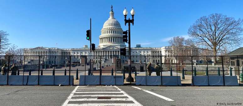 Após invasão por apoiadores de Trump, uma cerca de mais de 2 metros de altura protege o Capitólio