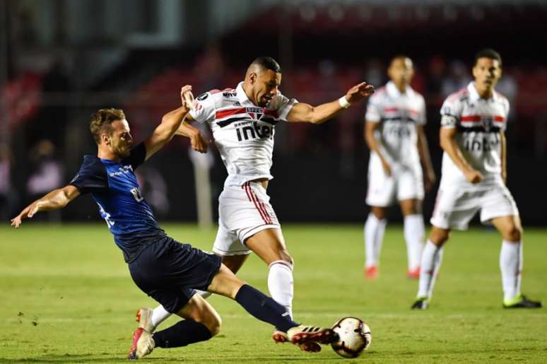 Bruno Peres acabou dispensado após eliminação na Libertadores em 2019 (Foto: NELSON ALMEIDA / AFP)