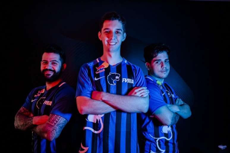 Atletas de CS:GO posam com o novo uniforme da FURIA (Crédito: Kaique Torrubia)