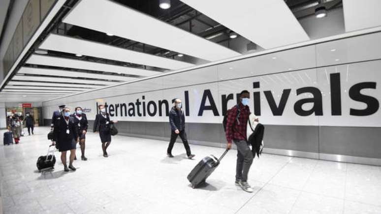 Reino Unido barrou passageiros de 16 países por variante brasileira
