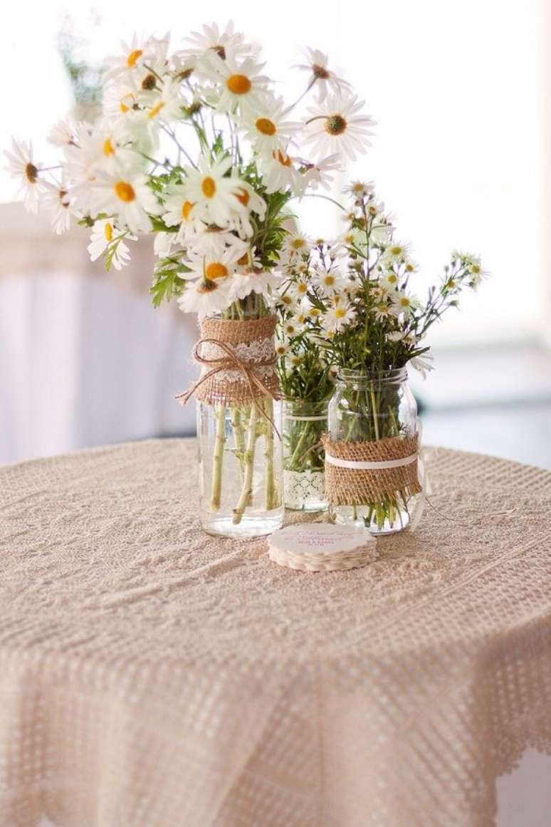 26. Decore o centro da mesa dos convidados com um lindo vaso de margarida. Fonte: Pinterest