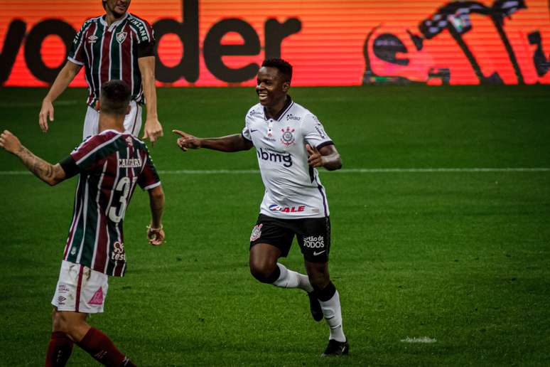 Corinthians atropela o Fluminense e entra de vez na briga pelo G6