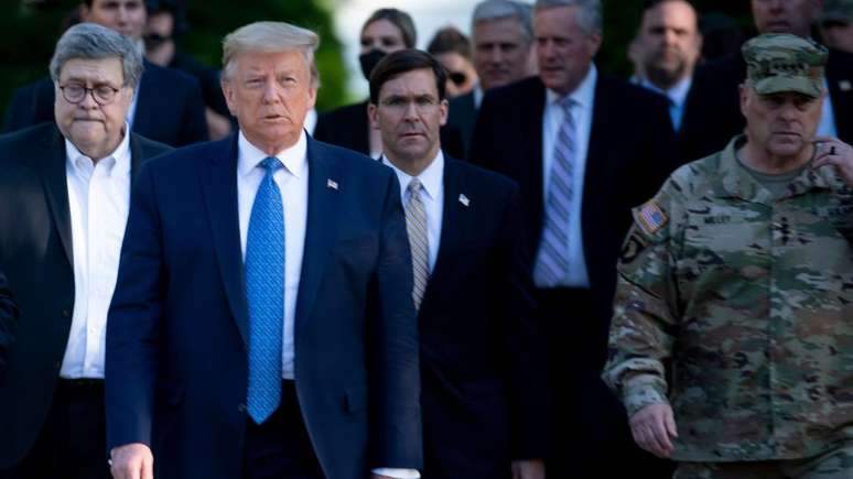 Mark Milley (à esquerda) pediu desculpas por sua presença em uma polêmica caminhada de Trump em meio a protestos contra o racismo no ano passado