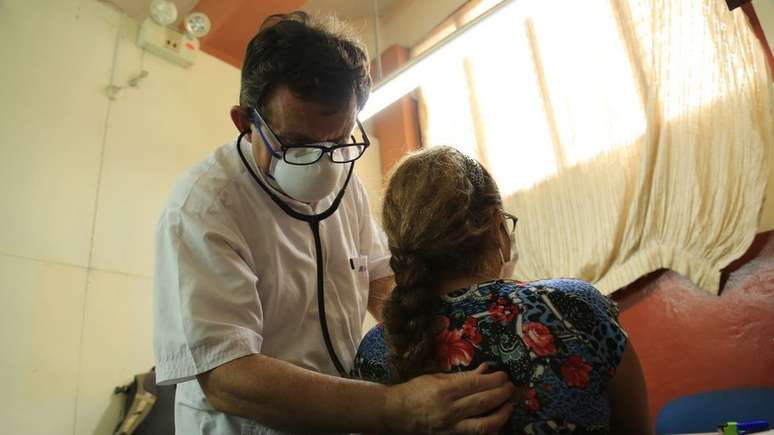 O padre Portillo foi infectado com covid-19 em maio, enquanto trabalhava como médico voluntário na cidade peruana de Iquitos