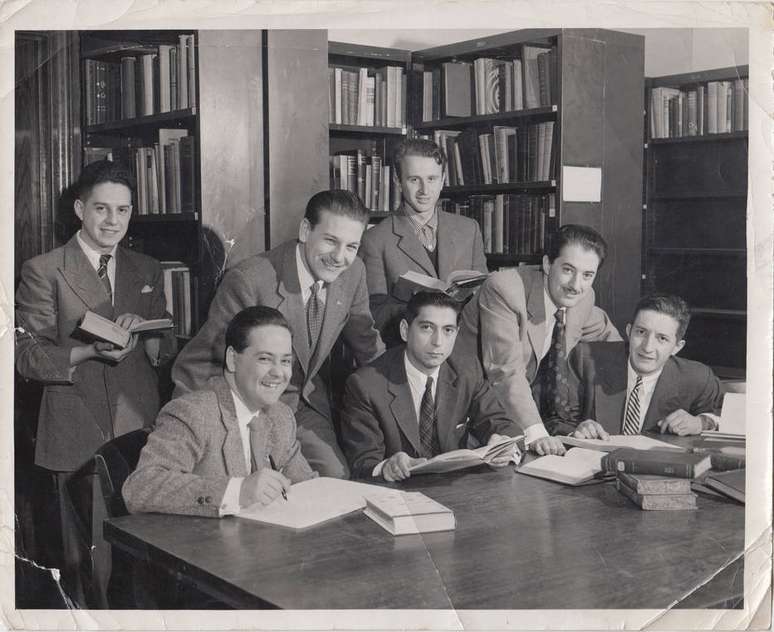 Economistas chilenos em biblioteca de Chicago; foto é cena do filme 'Chicago Boys', de Carola Fuentes e Rafael Valdeavellano