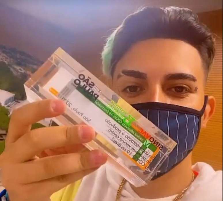 MC Fioti durante grava&ccedil;&atilde;o de funk sobre a vacina no Instituto Butantan