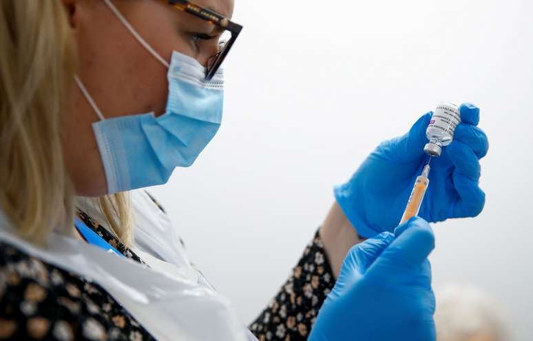 Profissional de sa&uacute;de prepara aplica&ccedil;&atilde;o de dose da vacina Oxford/AstraZeneca contra Covid-19 em farm&aacute;cia em Widnes, no Reino Unido
14/01/2021 REUTERS/Jason Cairnduff