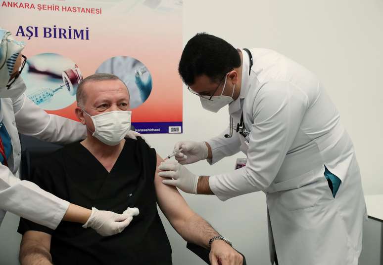 Presidente da Turquia, Tayyip Erdogan, é vacinado contra Covid-19 com dose da vacina CoronaVac em Ancara
14/01/2021 Murat Cetinmuhurdar/Escritório de Imprensa da Presidência da Turquia/Divulgação via REUTERS 