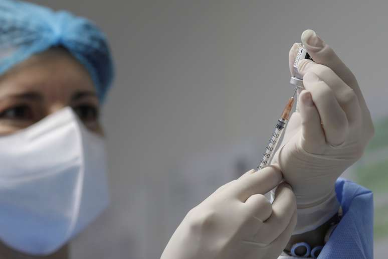 Enfermeira prepara dose da vacina Pfizer.BioNTech contra Covid-19 em Bucareste
27/12/2020 Inquam Photos/Octav Ganea via REUTERS 
