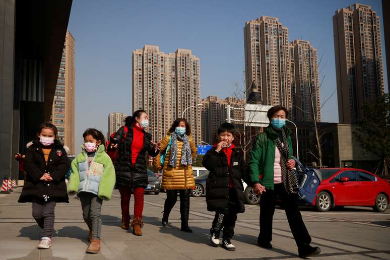 Mulheres buscam crianças em escola de Wuhan, na China
15/01/2021 REUTERS/Thomas Peter