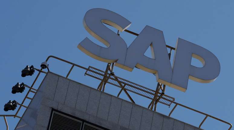 Vista de letreiro da SAP acima do edif&iacute;cio de escrit&oacute;rios da empresa em Moscou. 23/4/2018. REUTERS/Tatyana Makeyeva
